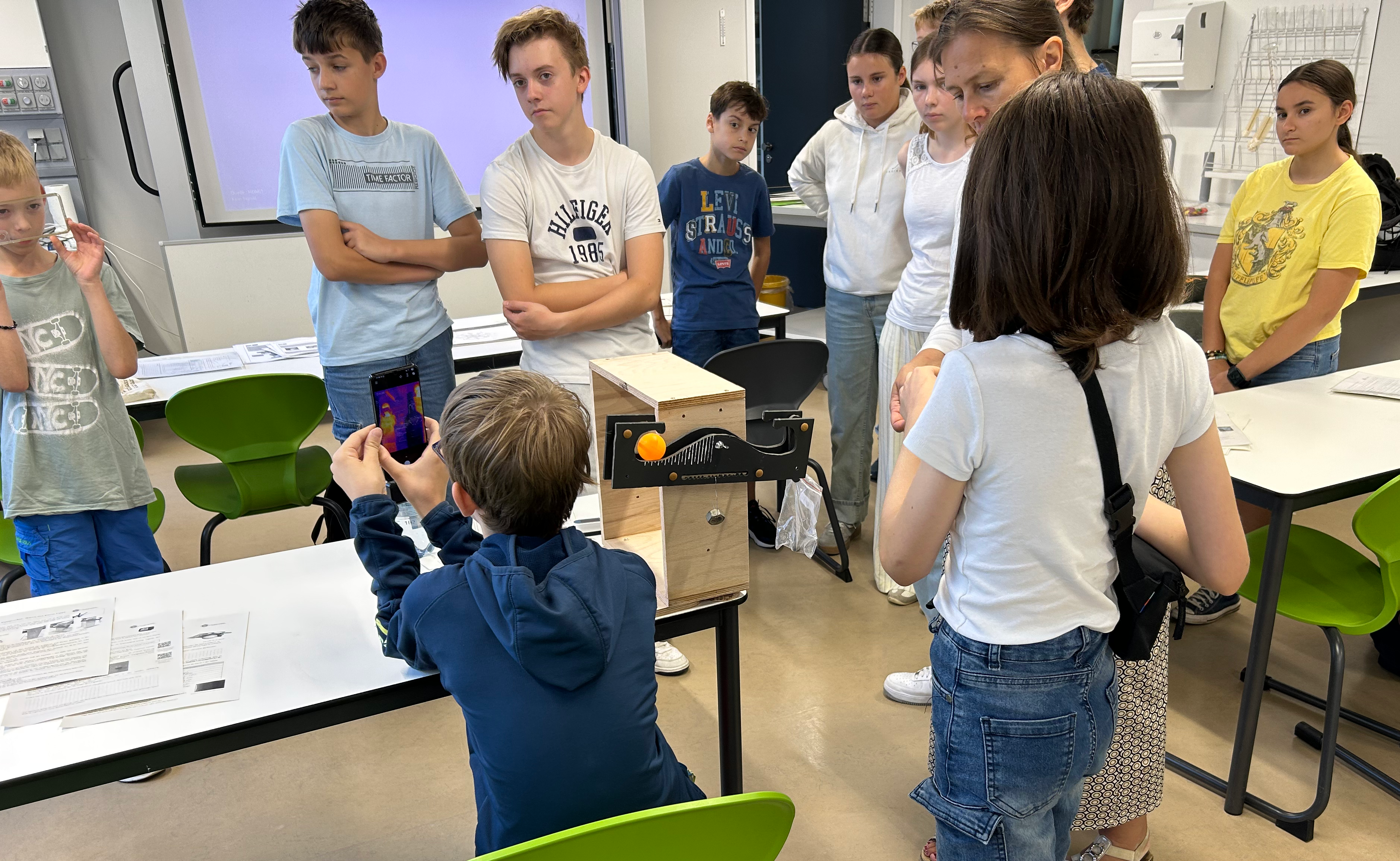 Schüler beim experimentieren mit den Klimakoffer