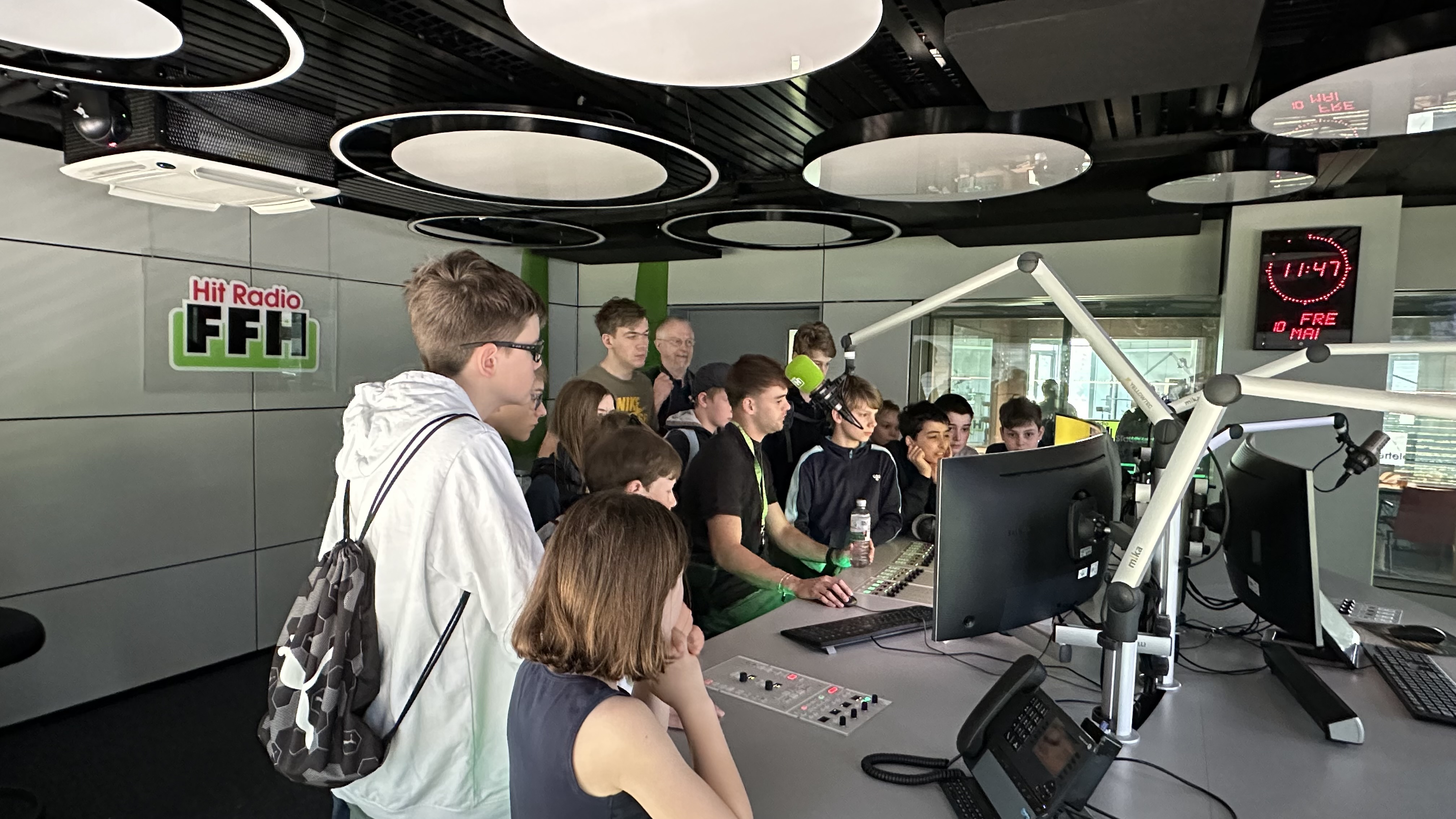 Lioba-Gruppe bei der Besichtigung eines Studios im FFH-Funkhaus