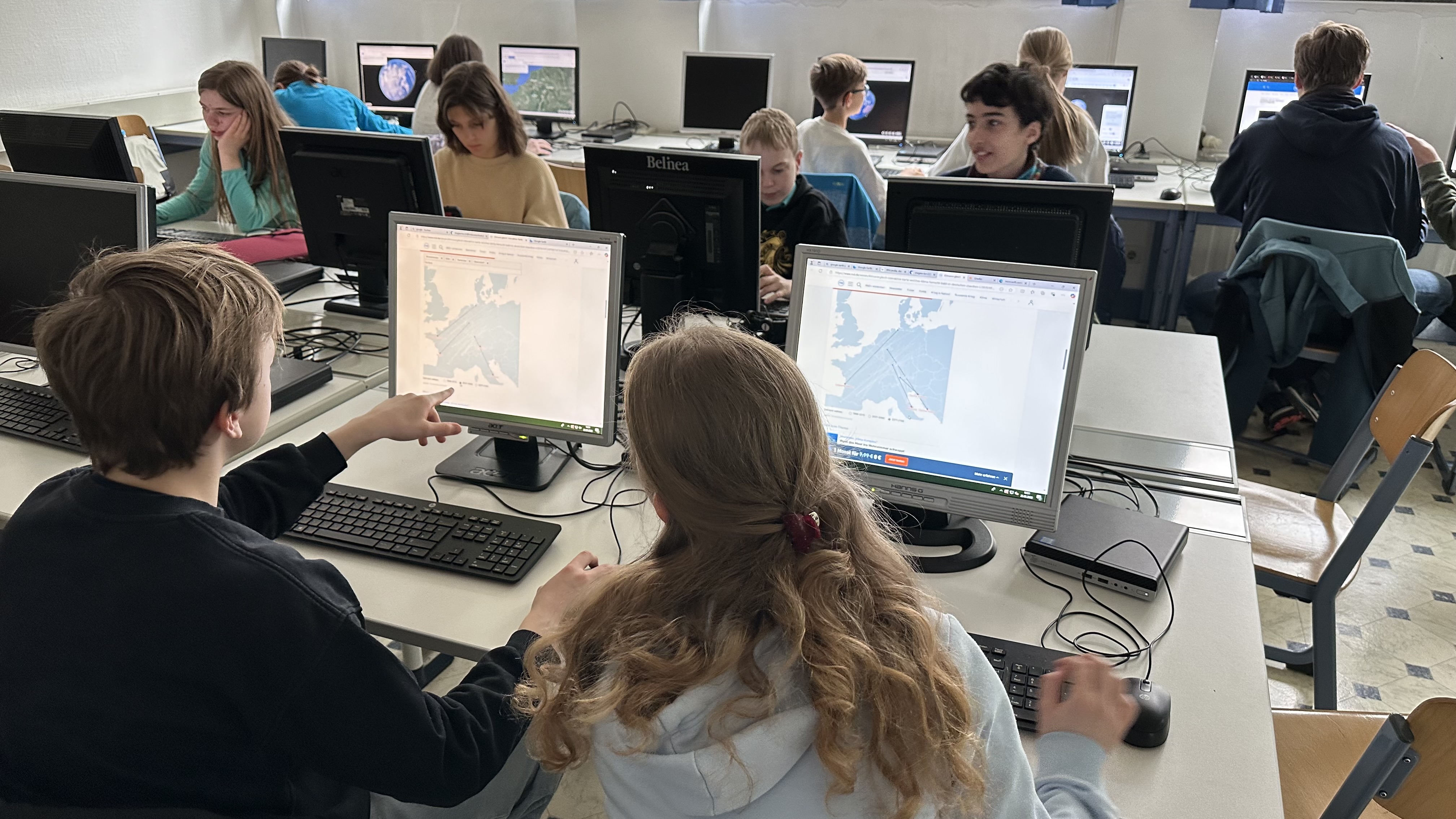 Schülerinnen und Schüler beim Vergleich von Klima-Zwillingen.