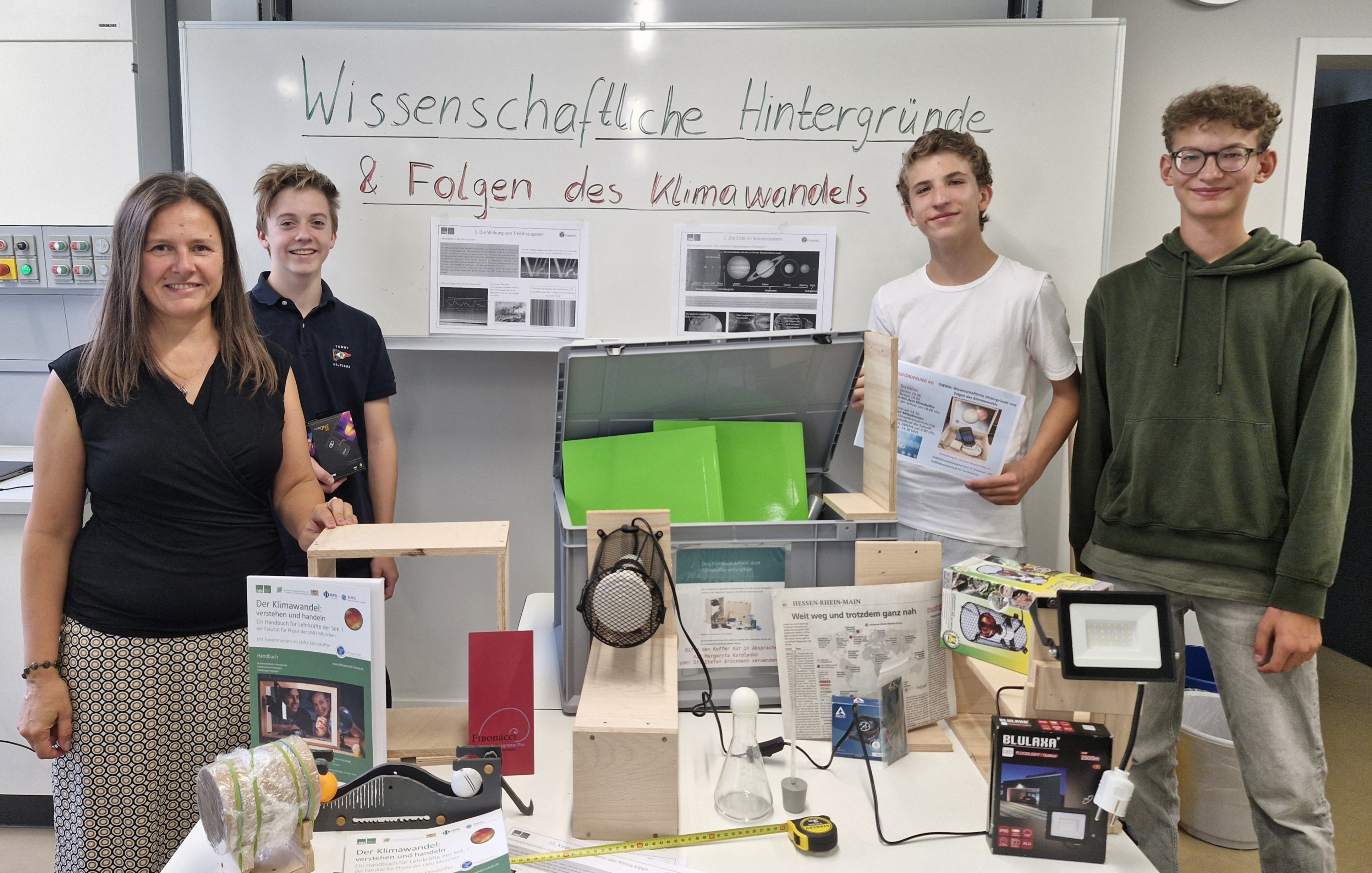 Schüler stellen den Klimakoffer der LMU vor