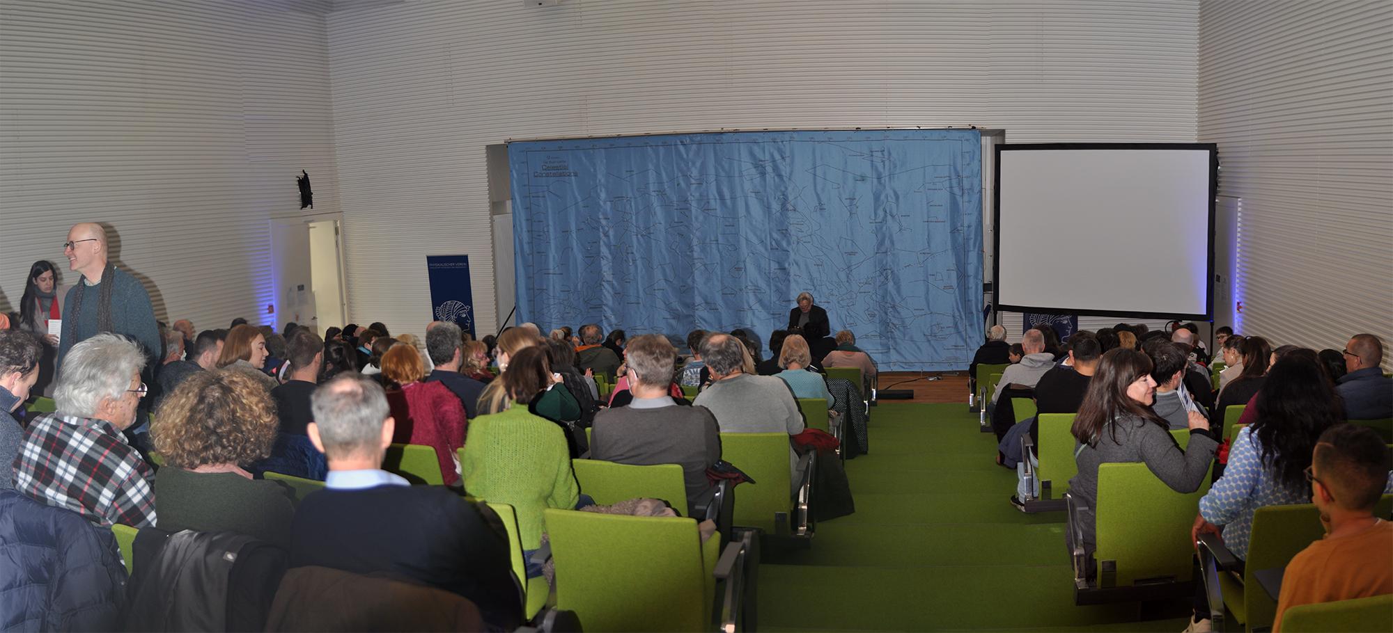 Ein Blick ins ausverkaufte Auditorium des Physikalischen Vereins in Frankfurt