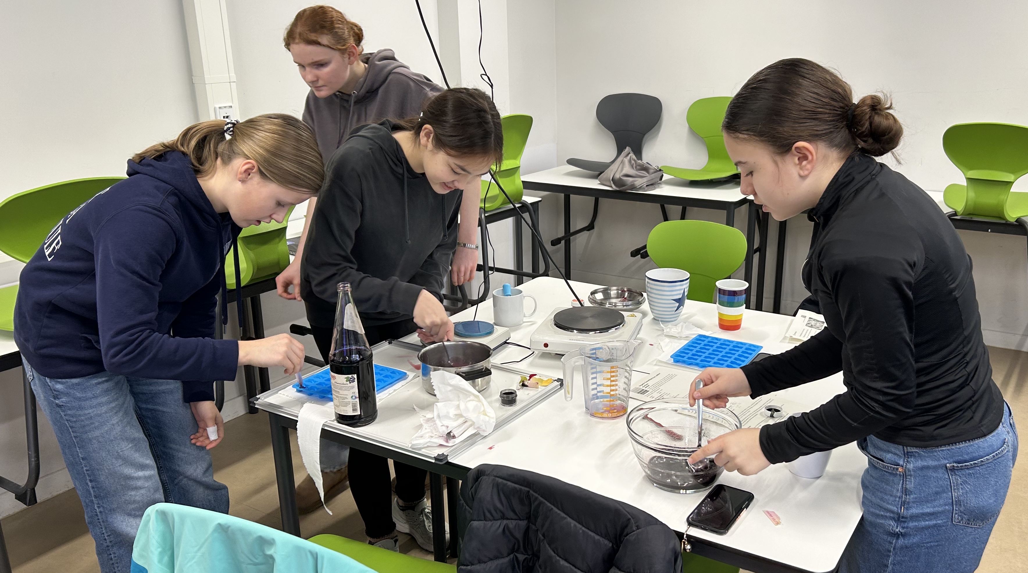 Schüler beim Gummibärchen kochen