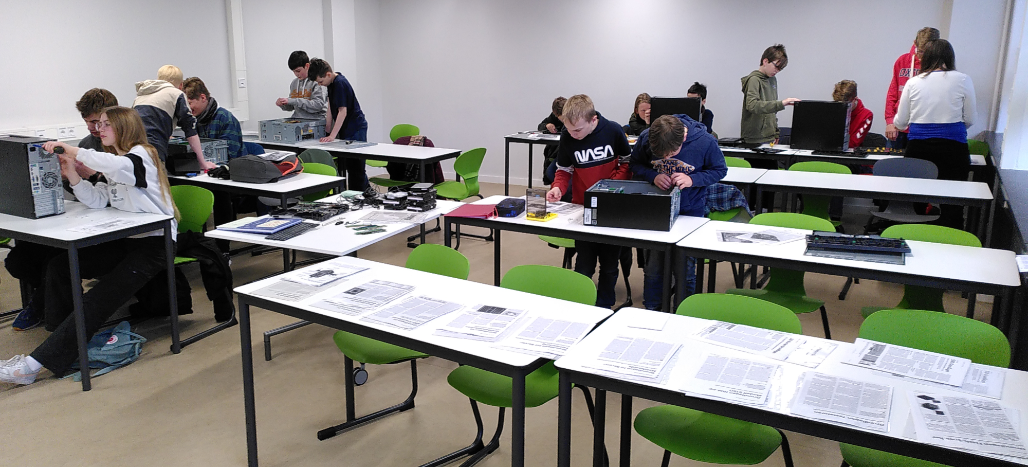 Die Workshop-Teilnehmerinnen und -Teilnehmer bauen die Hardware komplett auseinander