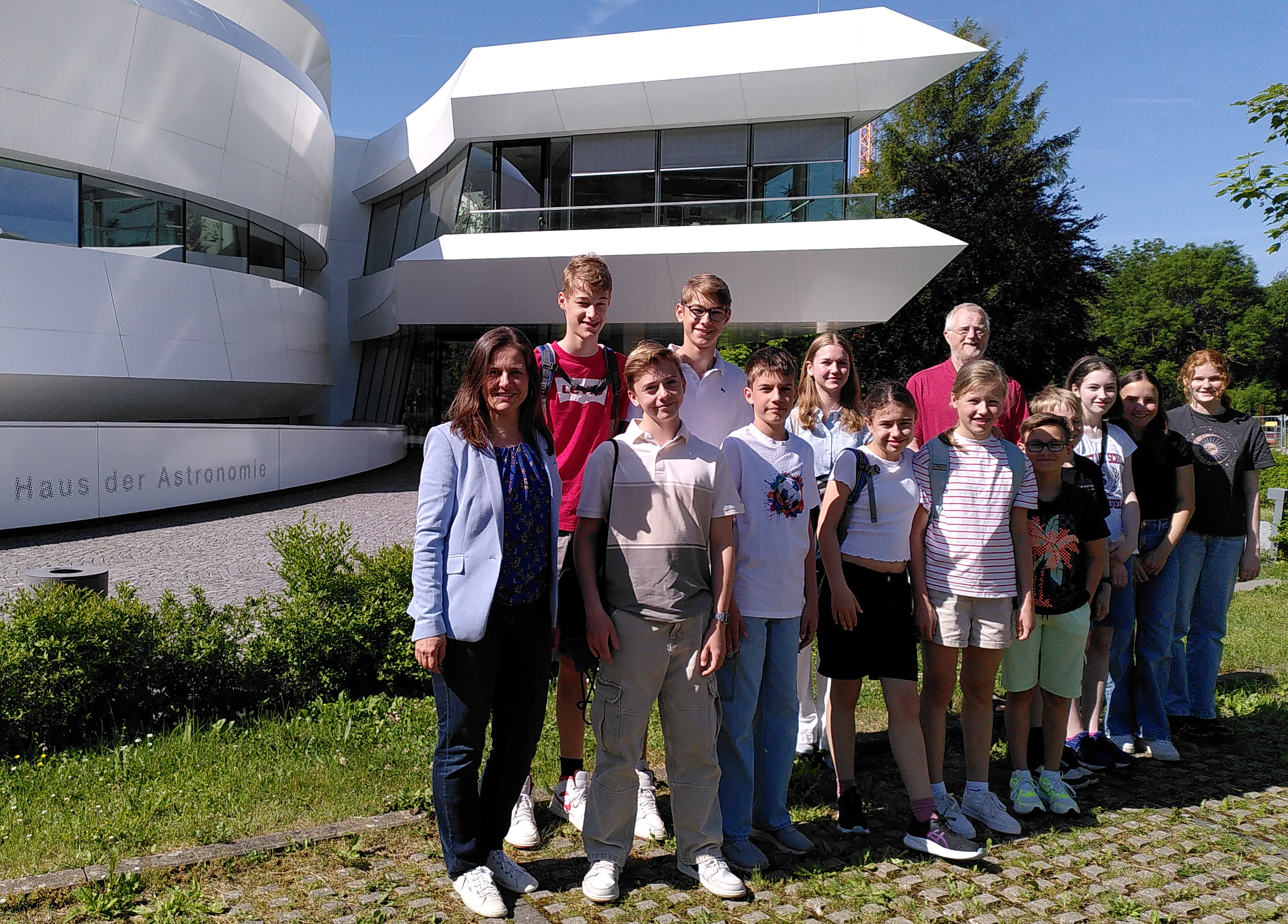 Die Besuchergruppe der Lioba vor dem eindrucksvollen Haus der Astronomie, das die Form einer Spiralgalaxie hat.